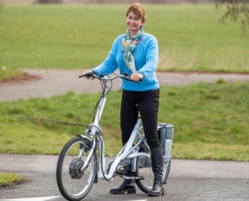 Lage instap-fiets voeten aan de grond