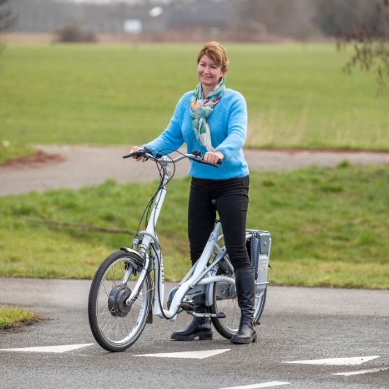 Lage instap-fiets voeten aan de grond